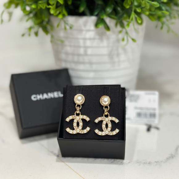 CHANEL 24A DANGLE CC GOLD CRYSTAL & PEARL EARRINGS - Picture 1 of 8